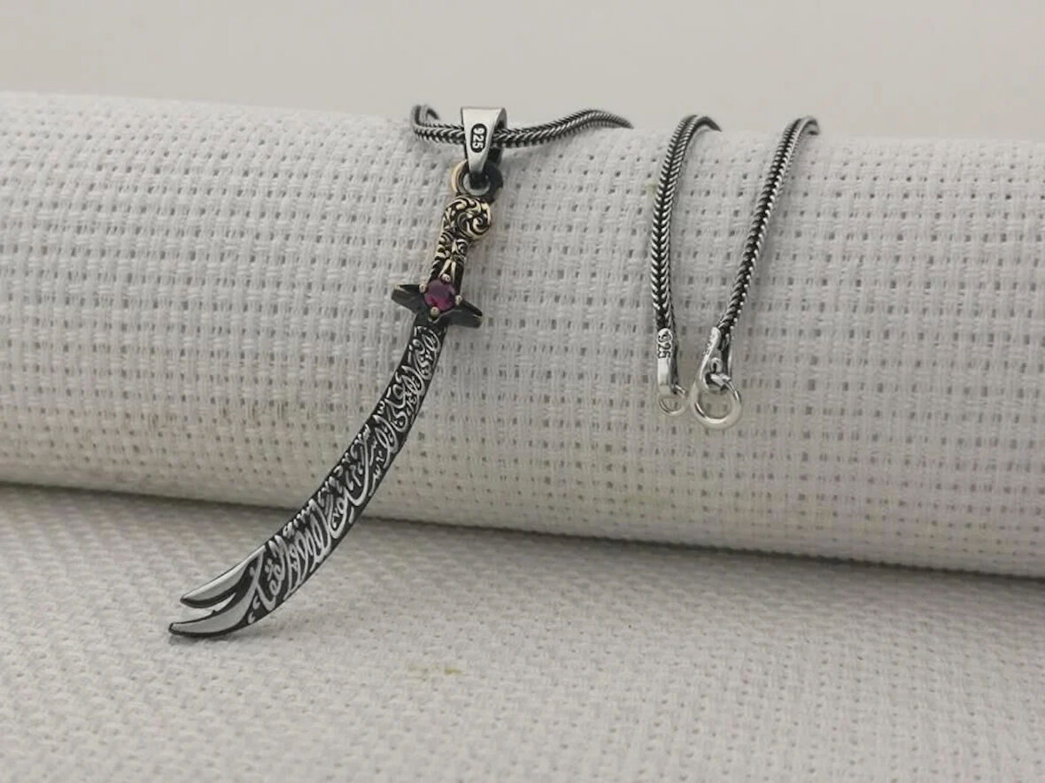 Kırmızı Taşlı La Fetta İlla Ali La Seyfe İlla Zülfikar Yazılı Beyaz Taşlı 925 Ayar Gümüş Erkek Kolye