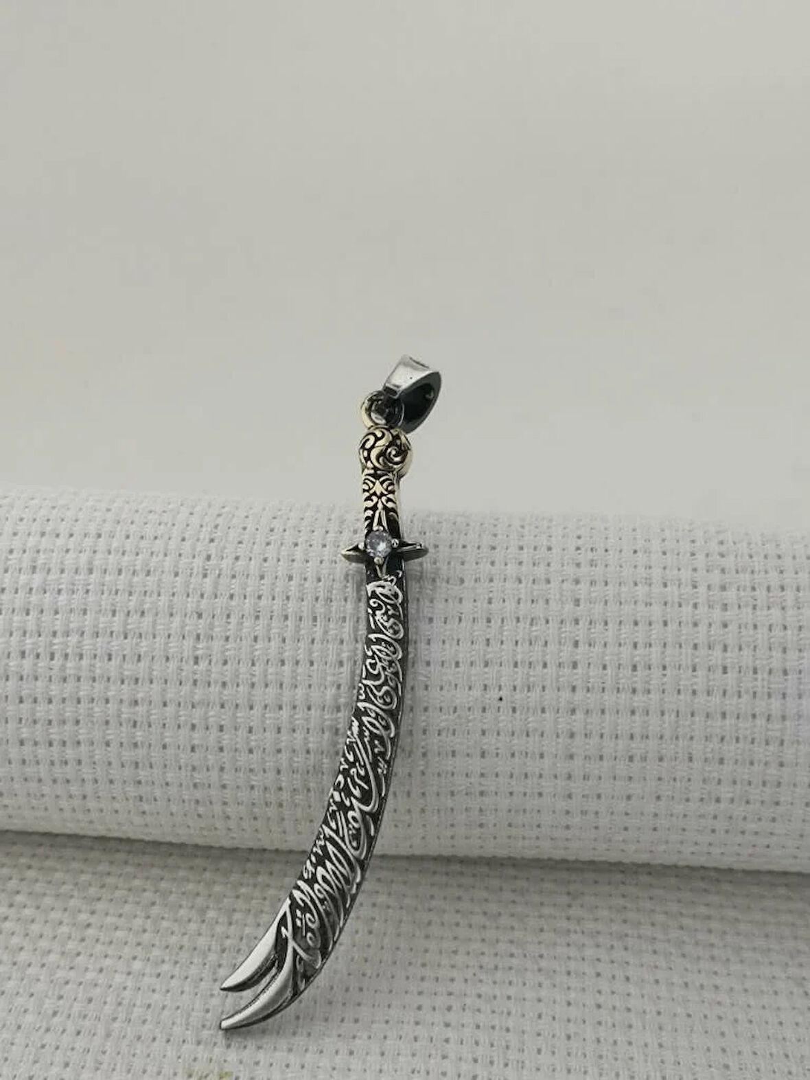 La Fetta İlla Ali La Seyfe İlla Zülfikar Yazılı Beyaz Taşlı 925 Ayar Gümüş Erkek Kolye Ucu