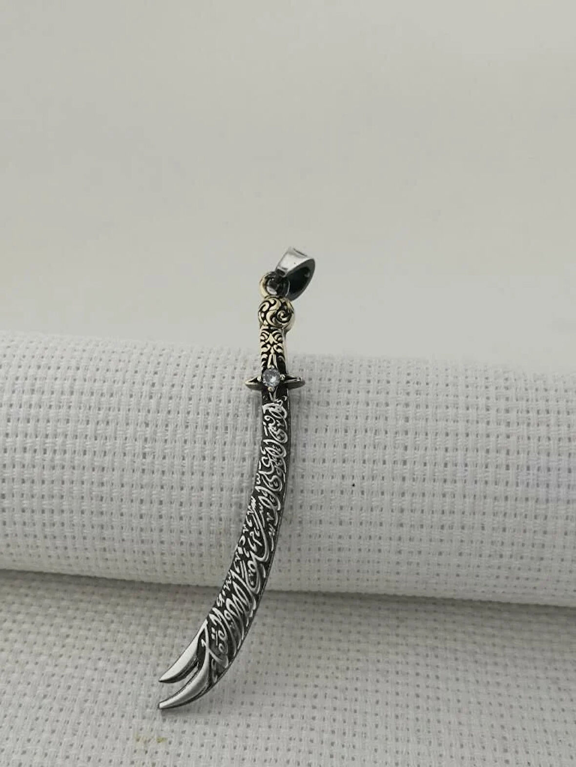 La Fetta İlla Ali La Seyfe İlla Zülfikar Yazılı Beyaz Taşlı 925 Ayar Gümüş Erkek Kolye Ucu