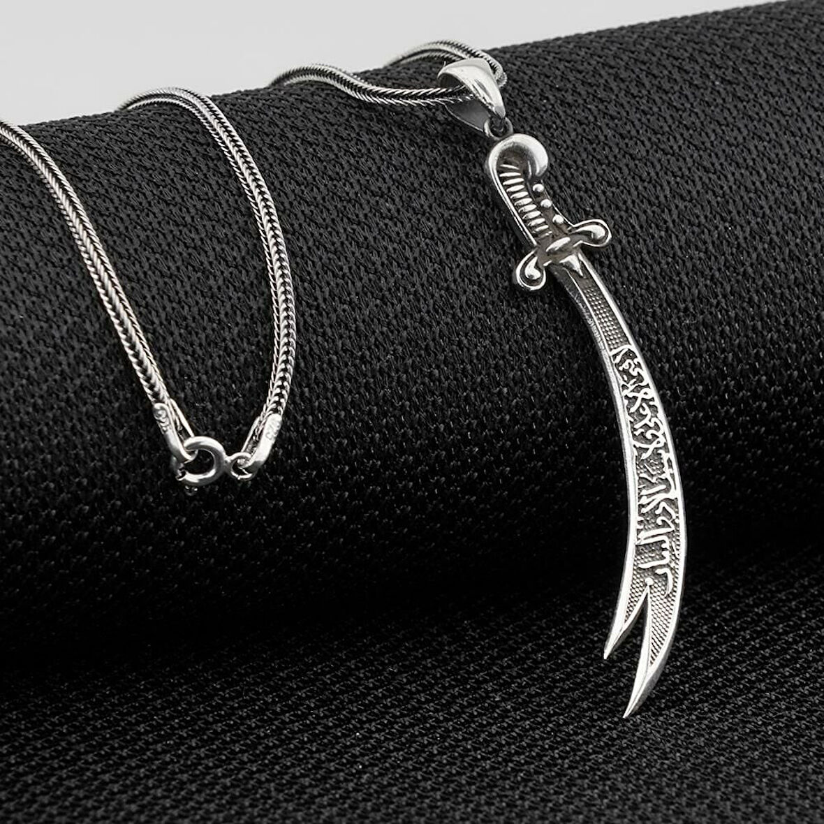 La Fetta İlla Ali La Seyfe İlla Zülfikar Yazılı Beyaz Taşlı 925 Ayar Gümüş Erkek Kolye