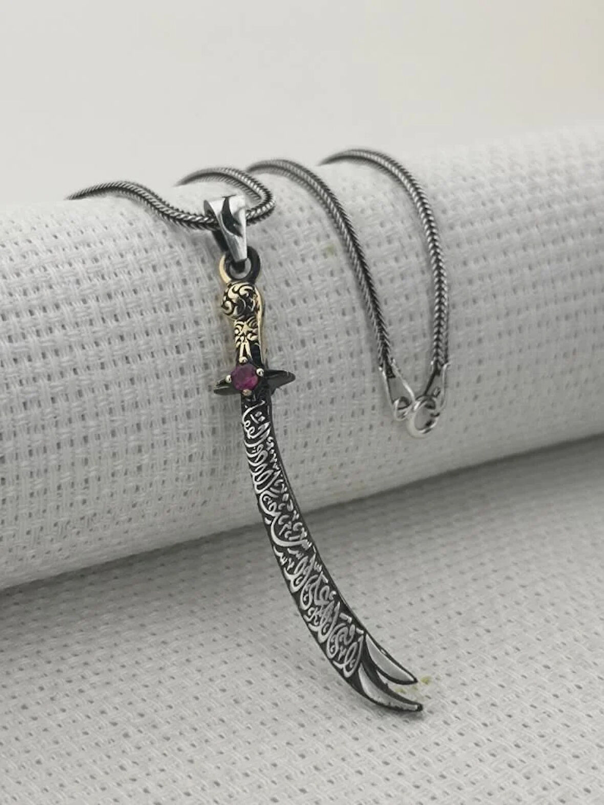 Kırmızı Taşlı La Fetta İlla Ali La Seyfe İlla Zülfikar Yazılı Beyaz Taşlı 925 Ayar Gümüş Erkek Kolye Ucu