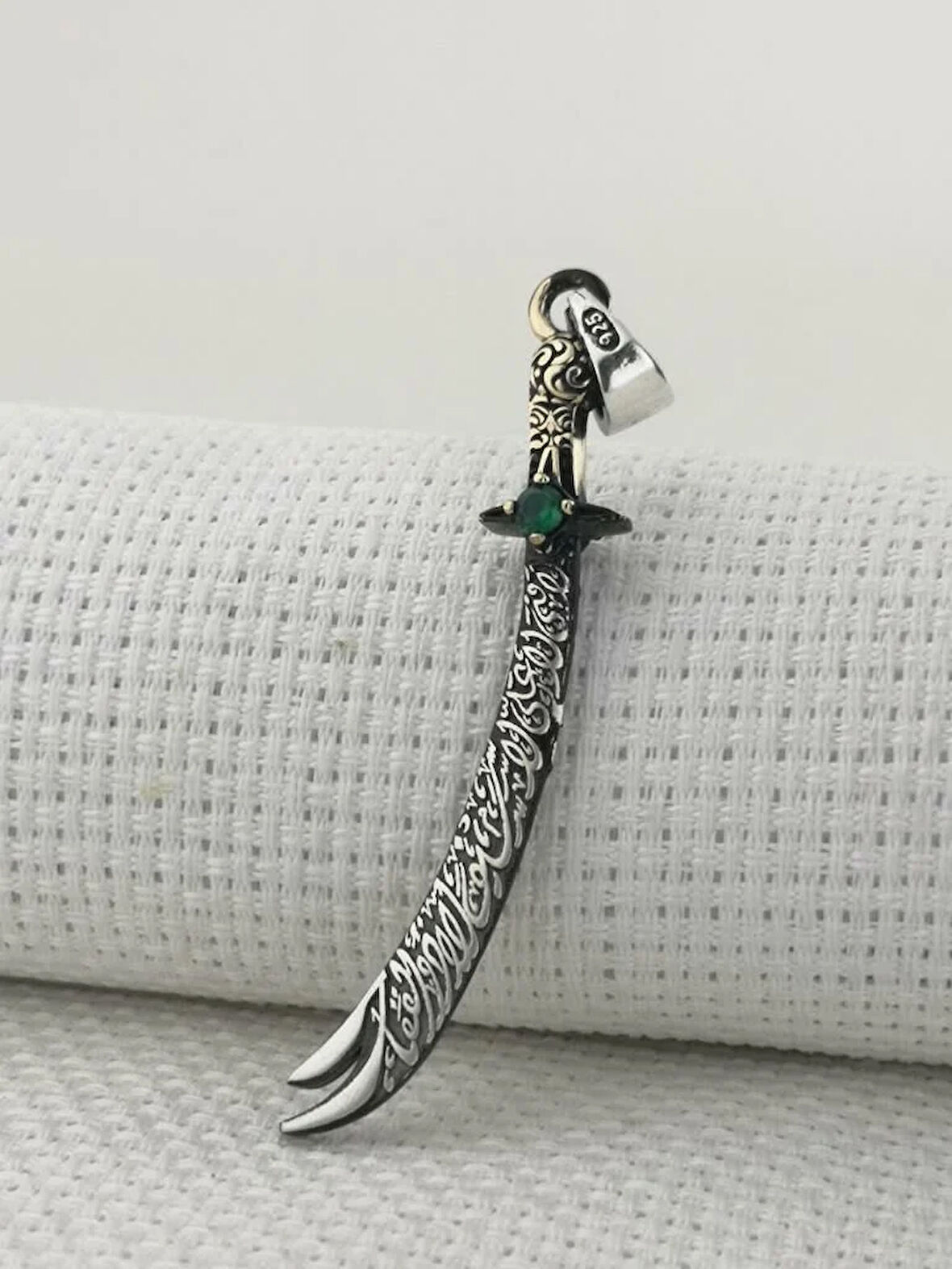 Yeşil Taşlı La Fetta İlla Ali La Seyfe İlla Zülfikar Yazılı  925 Ayar Gümüş Erkek Kolye Ucu