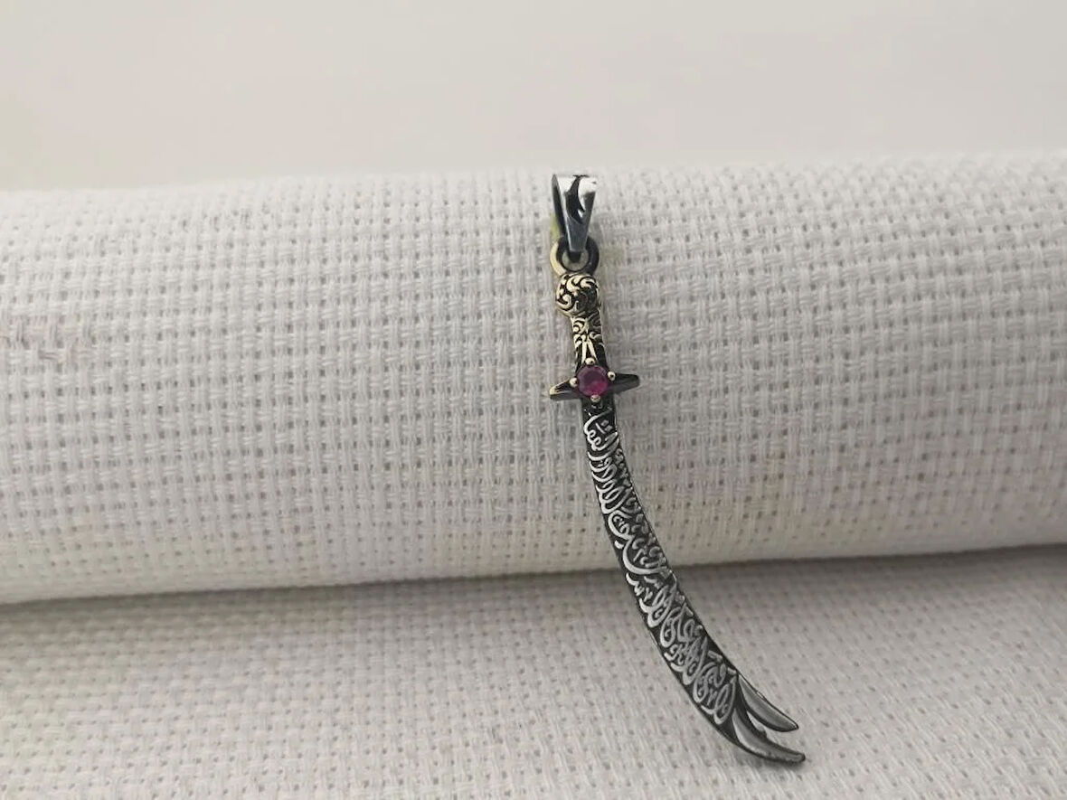 Kırmızı Taşlı La Fetta İlla Ali La Seyfe İlla Zülfikar Yazılı Beyaz Taşlı 925 Ayar Gümüş Erkek Kolye Ucu