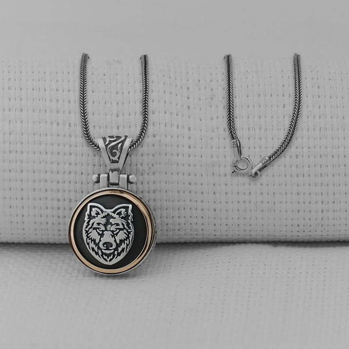 Bozkurt Motifli Ortası Dönen  925 Ayar  Gümüş Erkek Kolye