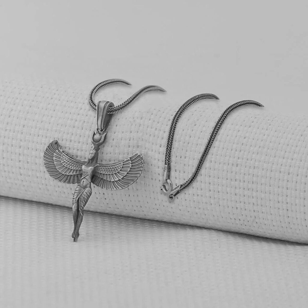 Antik Mısır tanrıcası İsis Figürlü Üç Boyutlu 925 Ayar Gümüş Erkek Kolye