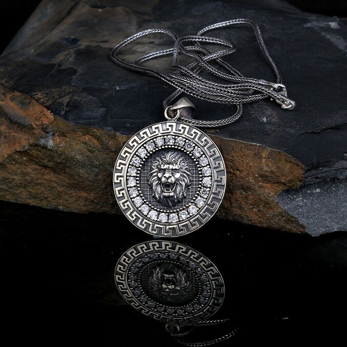 Aslan Motifli Siyah Zirkon Taşlı Beyaz Zirkon Taşlı 925 Ayar Gümüş Erkek Kolye