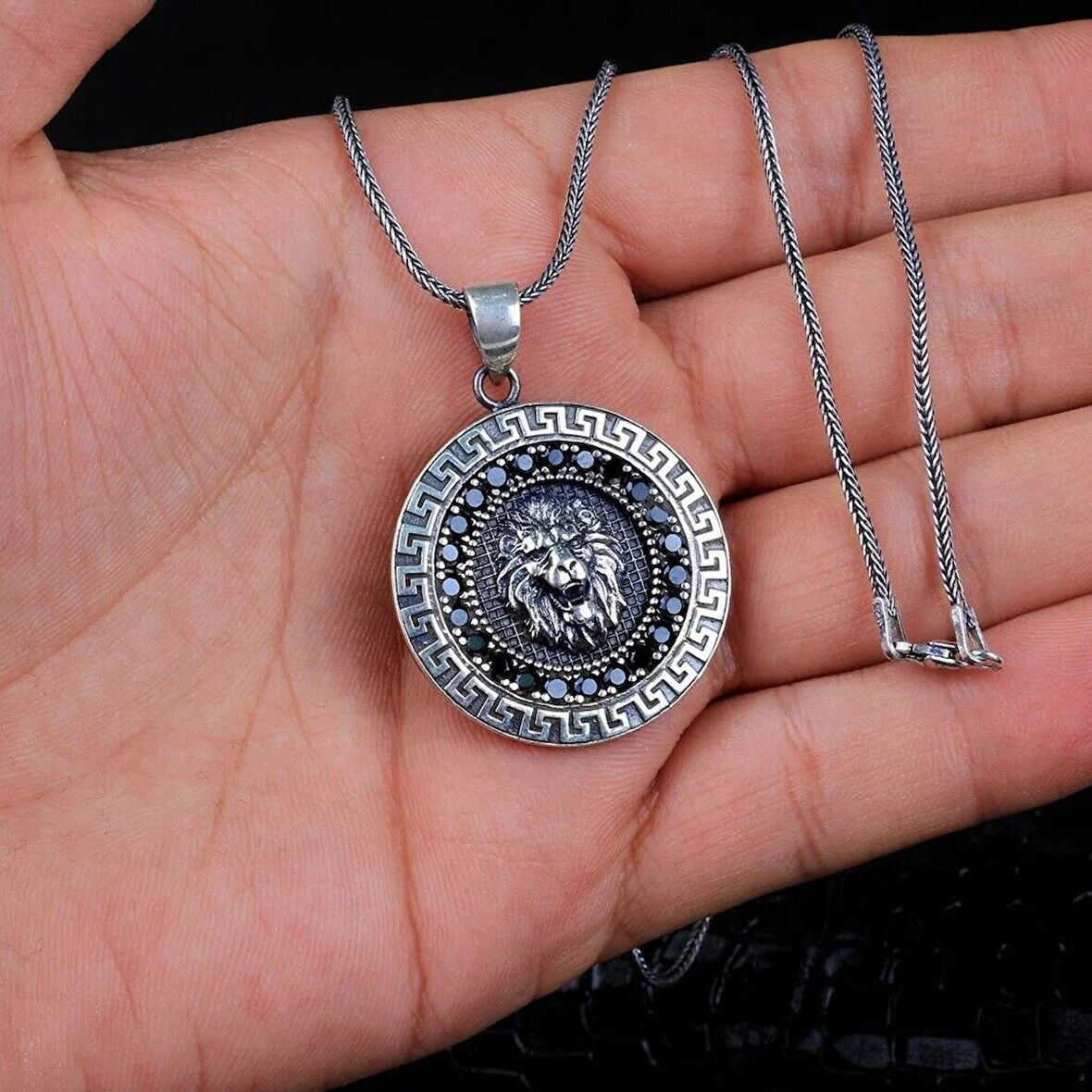 Aslan Motifli Siyah Zirkon Taşlı Beyaz Zirkon Taşlı 925 Ayar Gümüş Erkek Kolye