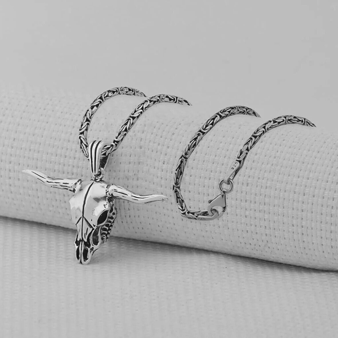 Boğa Kafatası Tasarımı 925 Ayar Gümüş Erkek Kolyesi