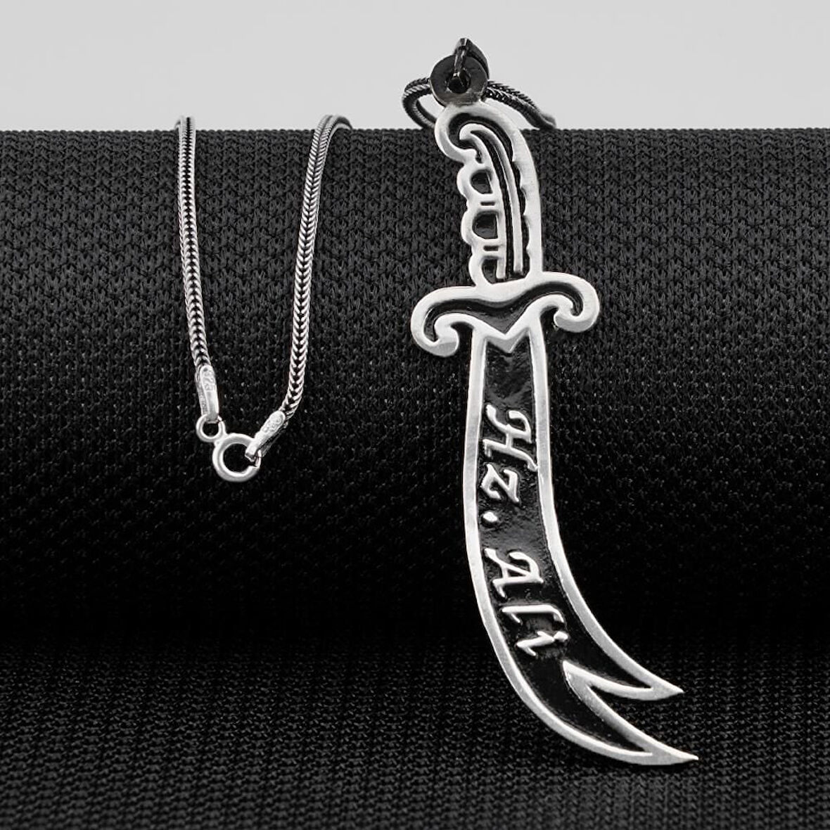 Hz Ali Yazılı Zulfikar Büyük Boy 925 Ayar Gümüş Erkek Kolye