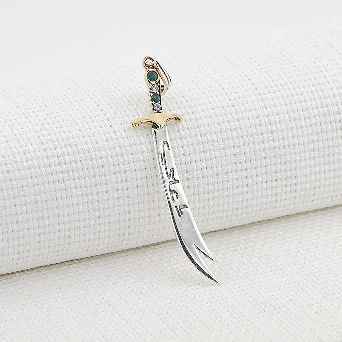 Hz Ali Yazılı Zulfikar Yeşil Beyaz Taşlı 925 Ayar Gümüş Erkek Kolye Ucu