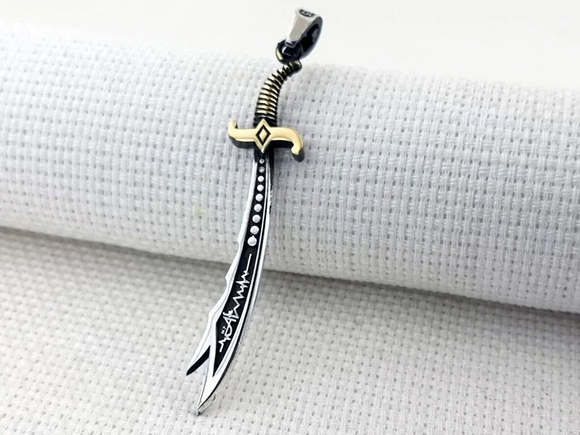 Kalp Atışlı Zulfikar Yazılı Tasarım 925 Ayar GümüşErkek Kolyesi Ucu