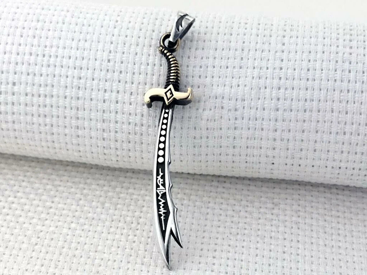 Kalp Atışlı Zulfikar Yazılı Tasarım 925 Ayar GümüşErkek Kolyesi Ucu