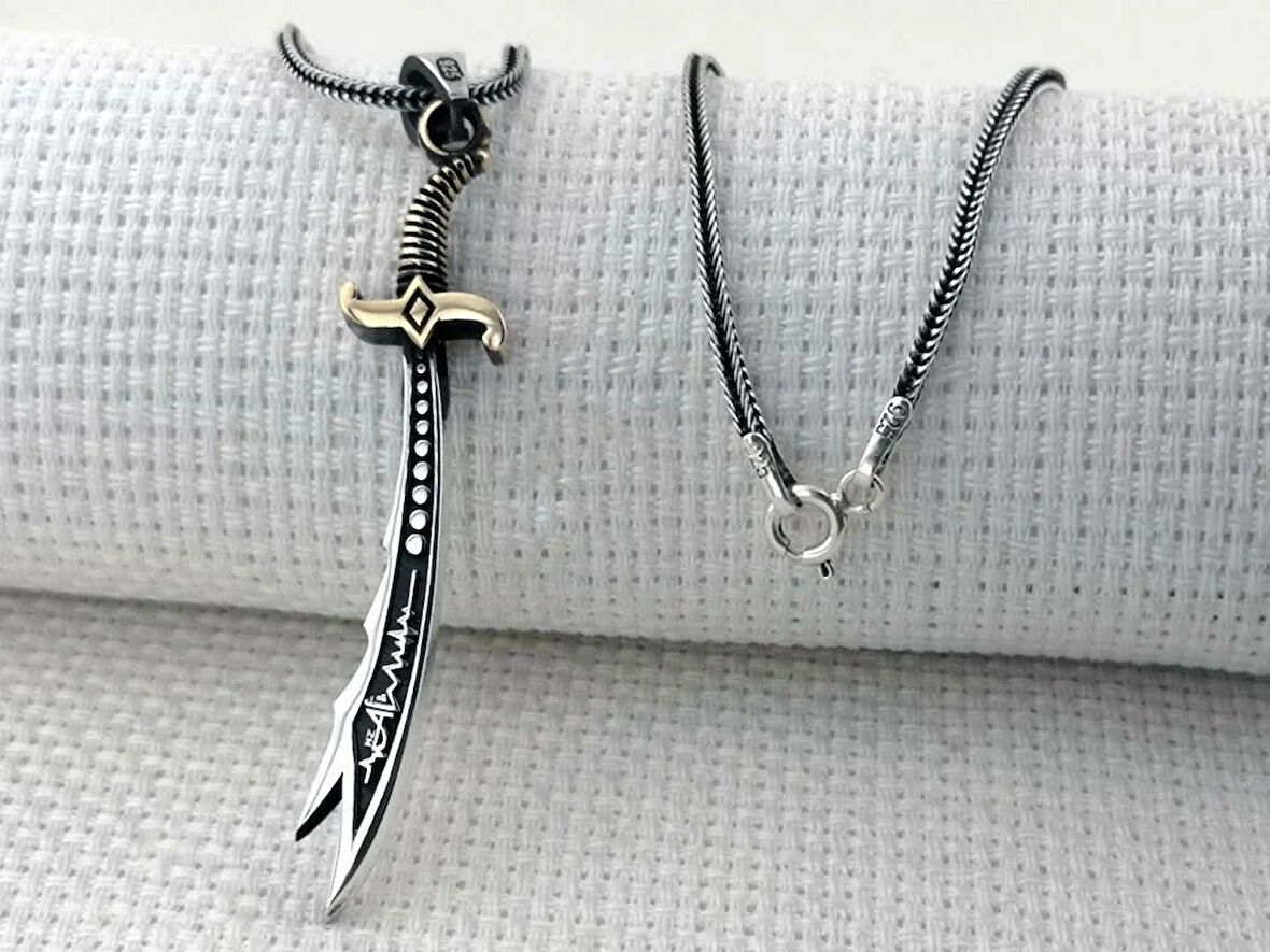 Kalp Atışlı Zulfikar Yazılı Tasarım 925 Ayar GümüşErkek Kolyesi