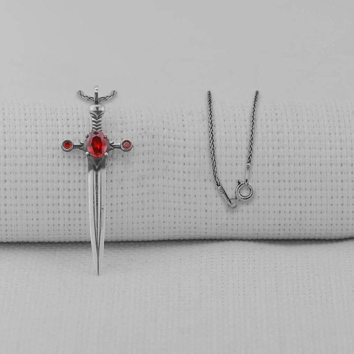 Kırmızı Taşlı Zirkon Şovalye 925 Ayar Gümüş Erkek Kolye