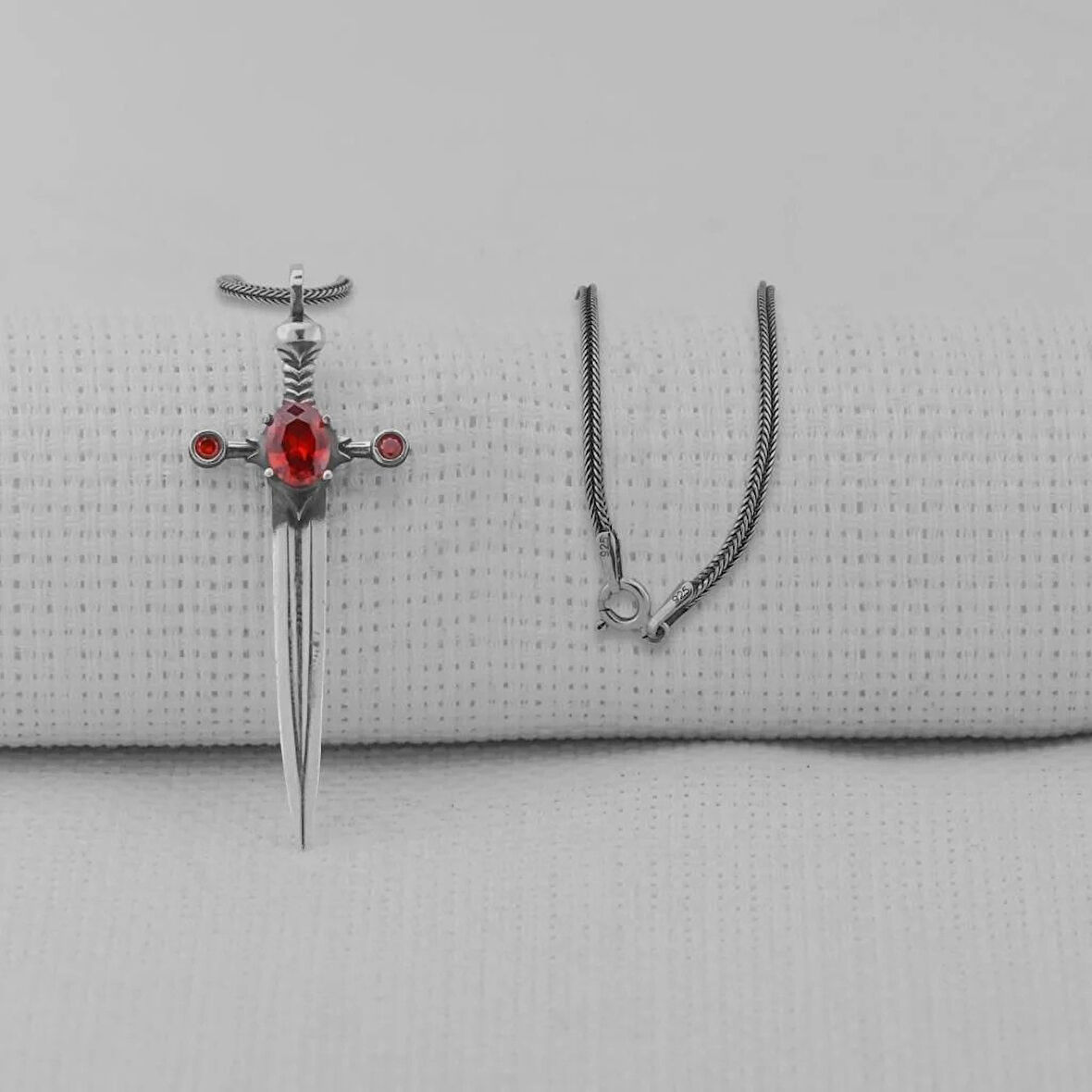 Kırmızı Taşlı Zirkon Şovalye 925 Ayar Gümüş Erkek Kolye