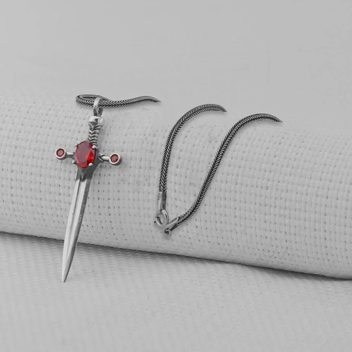 Kırmızı Taşlı Zirkon Şovalye 925 Ayar Gümüş Erkek Kolye