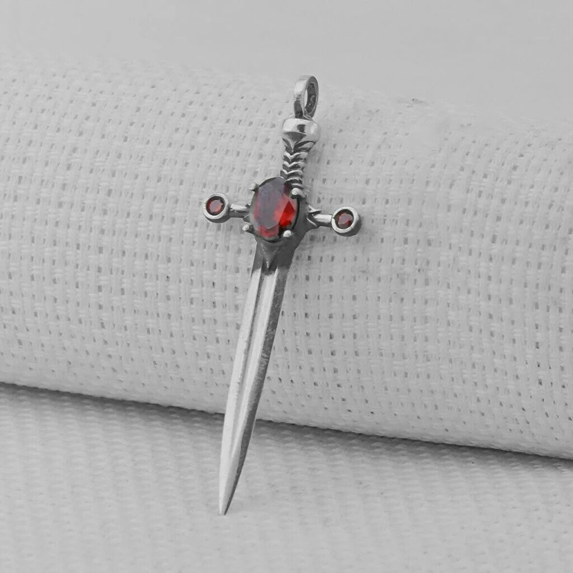 Kırmızı Taşlı Zirkon Şovalye 925 Ayar Gümüş Erkek Kolye Ucu