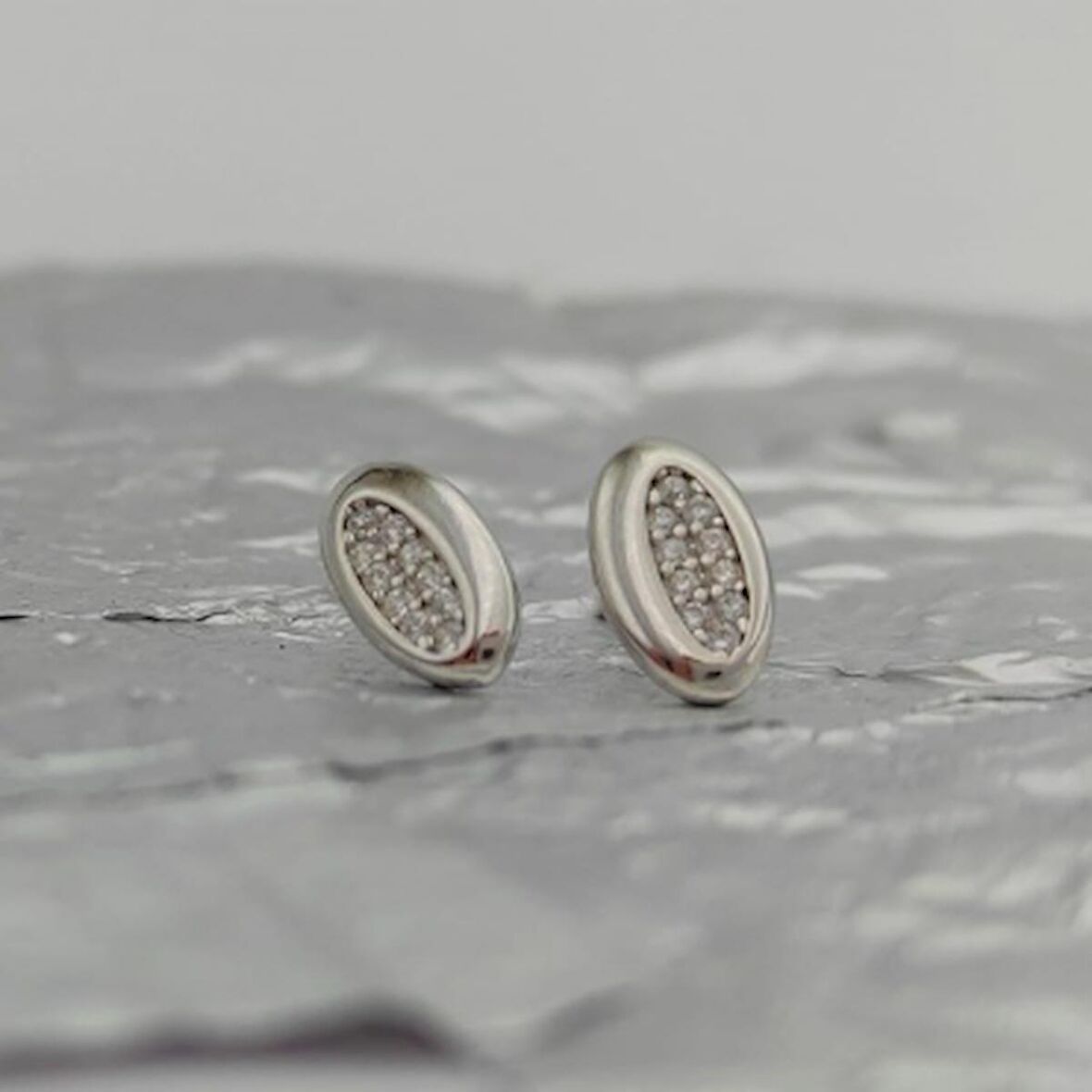 DİZAYN ZİRKON TAŞLI 925 AYAR GÜMÜŞ KÜPE