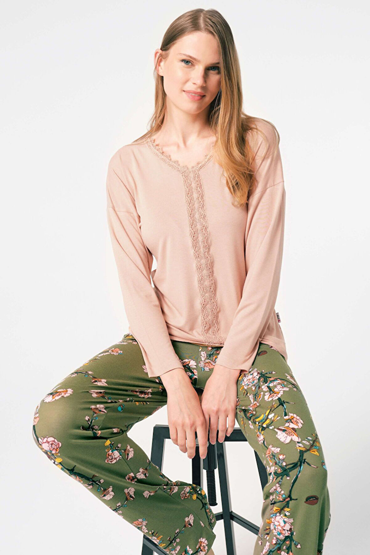 Anıl 9843 Uzun Kol V Yaka Viskon Çiçek Desenli Kışlık Örme Normal Bel Dantel Detaylı Pijama Takımı MAN9843