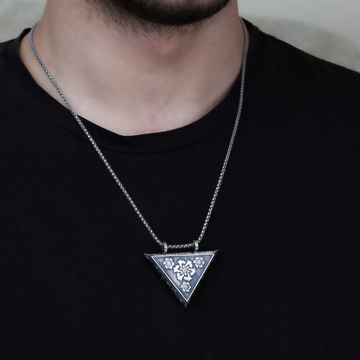 Gümüş Üçgen İçi Açılabilen Çiçek Muskalık Kolye