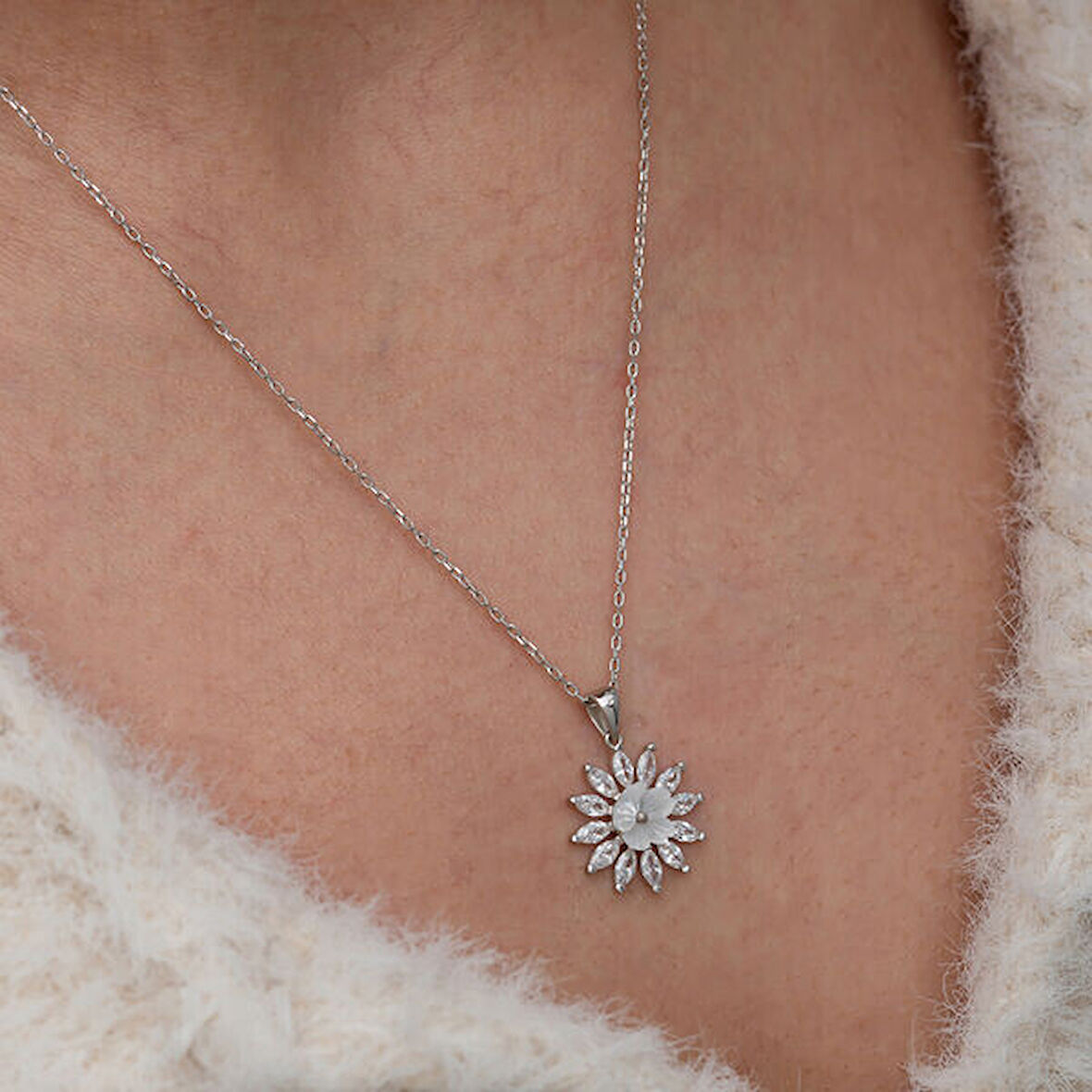 Manolya Çiçeği Zirkon Taşlı  925 Ayar Gümüş Kadın Kolye