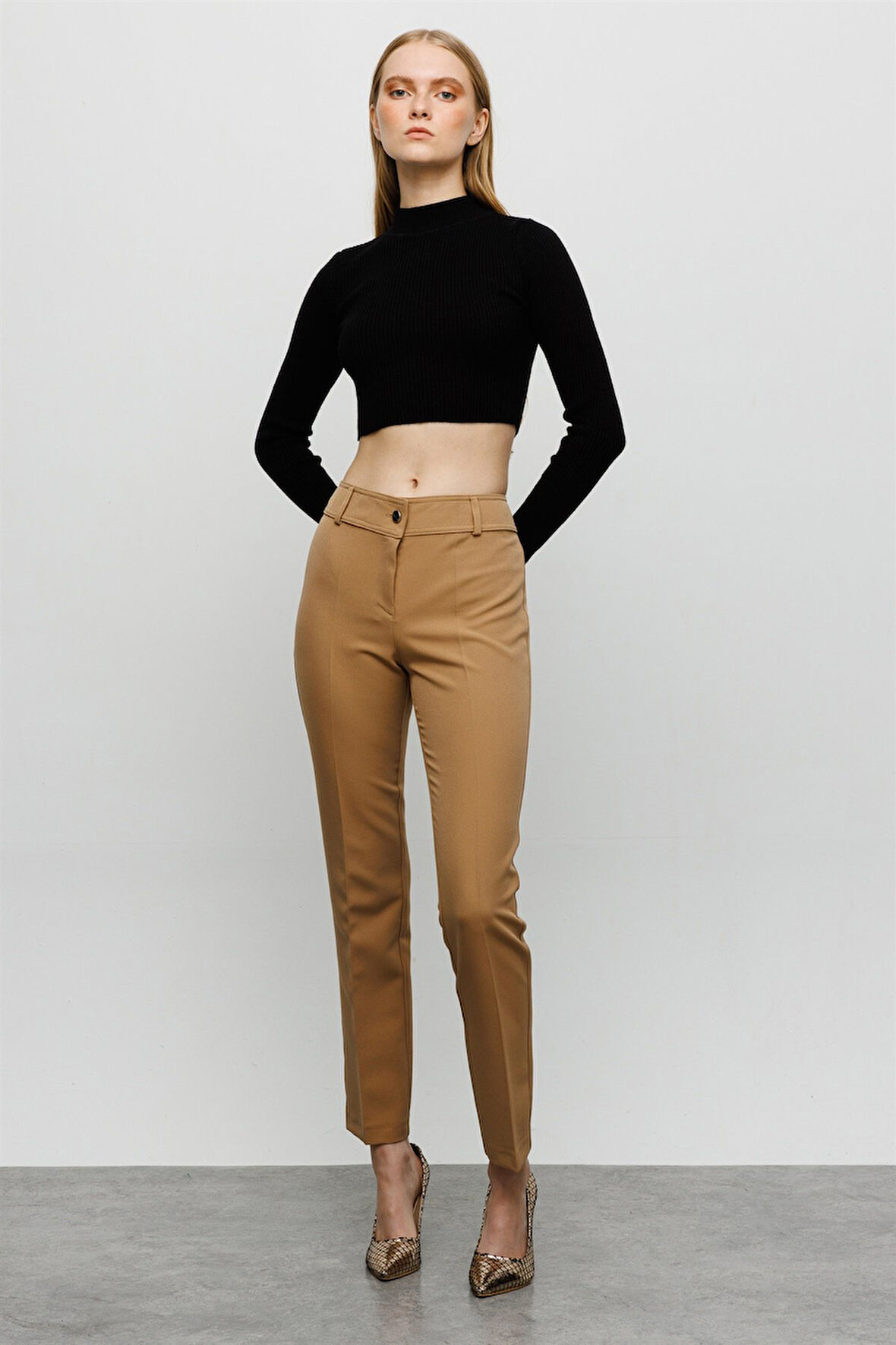 4018 MODAİLGİ ARKA CEP DETAYLI SAR PAÇA PANTOLON