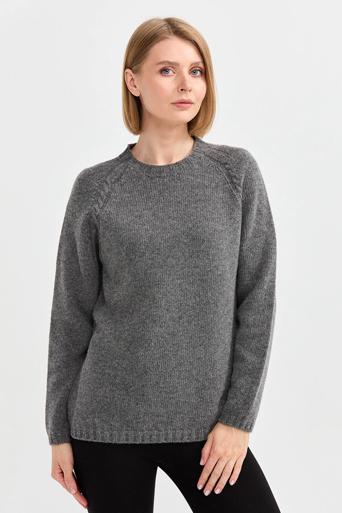 Desen Triko Kadın Sıfır Yaka Omzu Saç Örgülü Yün Kazak 22096 Füme