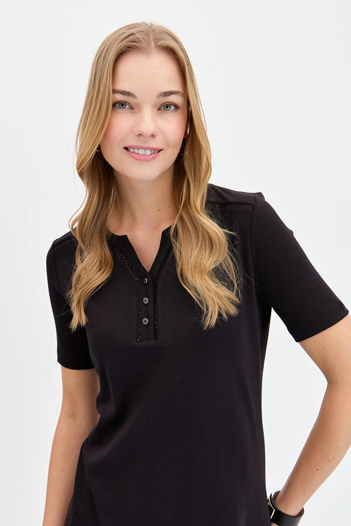 Desen Triko Kadın Omzu ve Yaka Kenarı İşlemeli Pamuklu T-Shirt KMY24004 Siyah