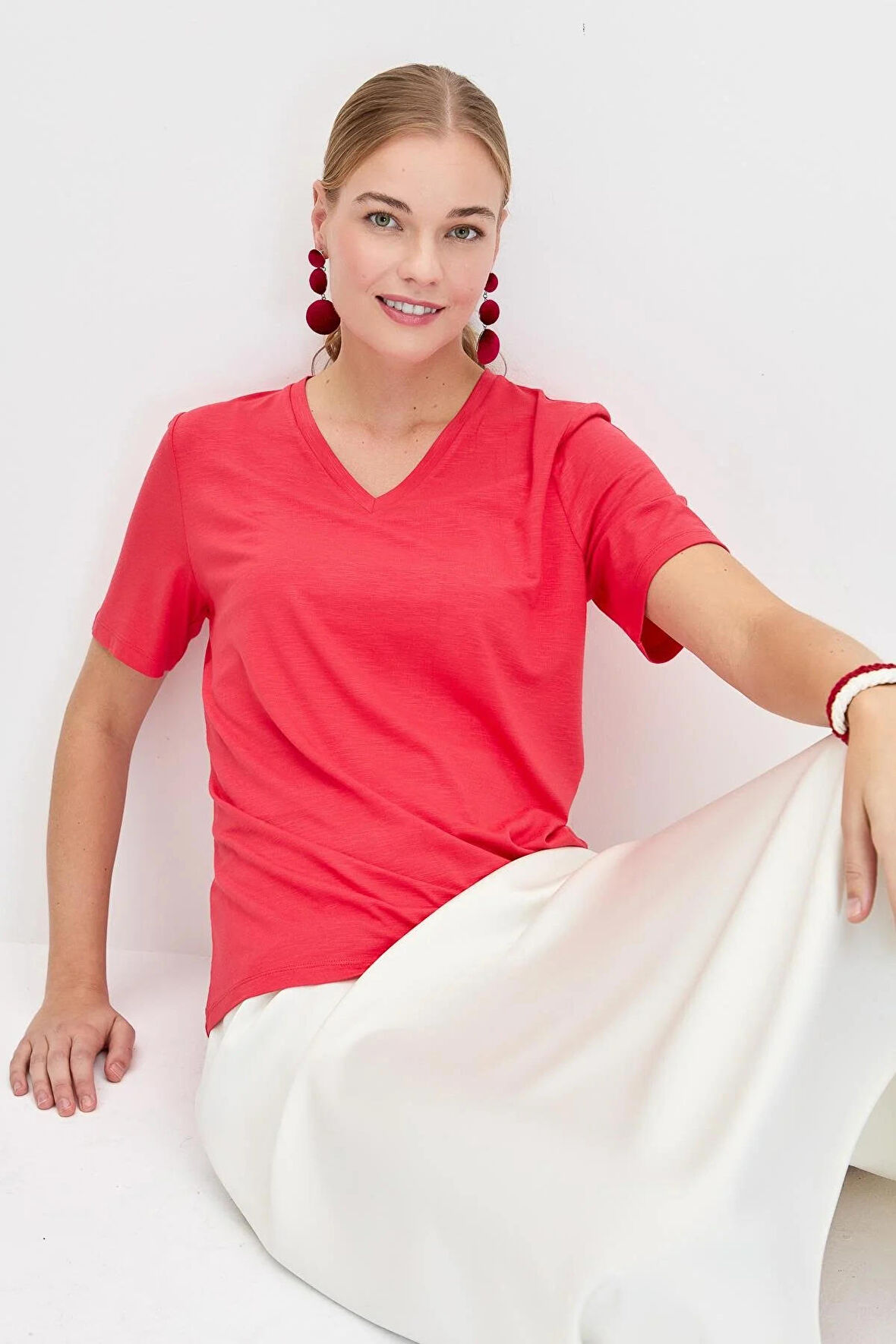 Desen Triko Kadın V Yaka Flamlı Kumaş Basic T-Shirt KMY24085 Mercan