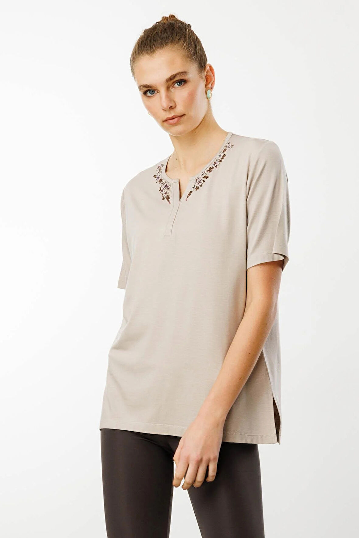 Desen Triko Kadın Açma Yaka Dantel Çiçek İşlemeli Penye T-Shirt 24751 Bej
