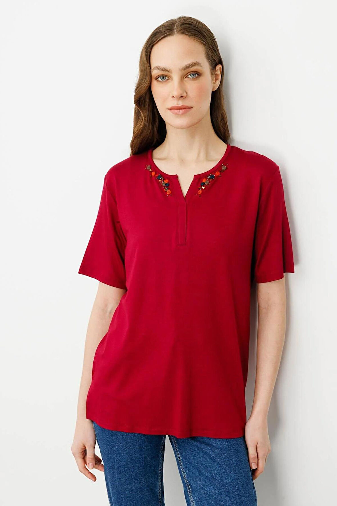 25703 DESEN DMR YAKASI EL NAKIŞ İŞLEMELİ SIFIR YAKA KISA KOL BLUZ