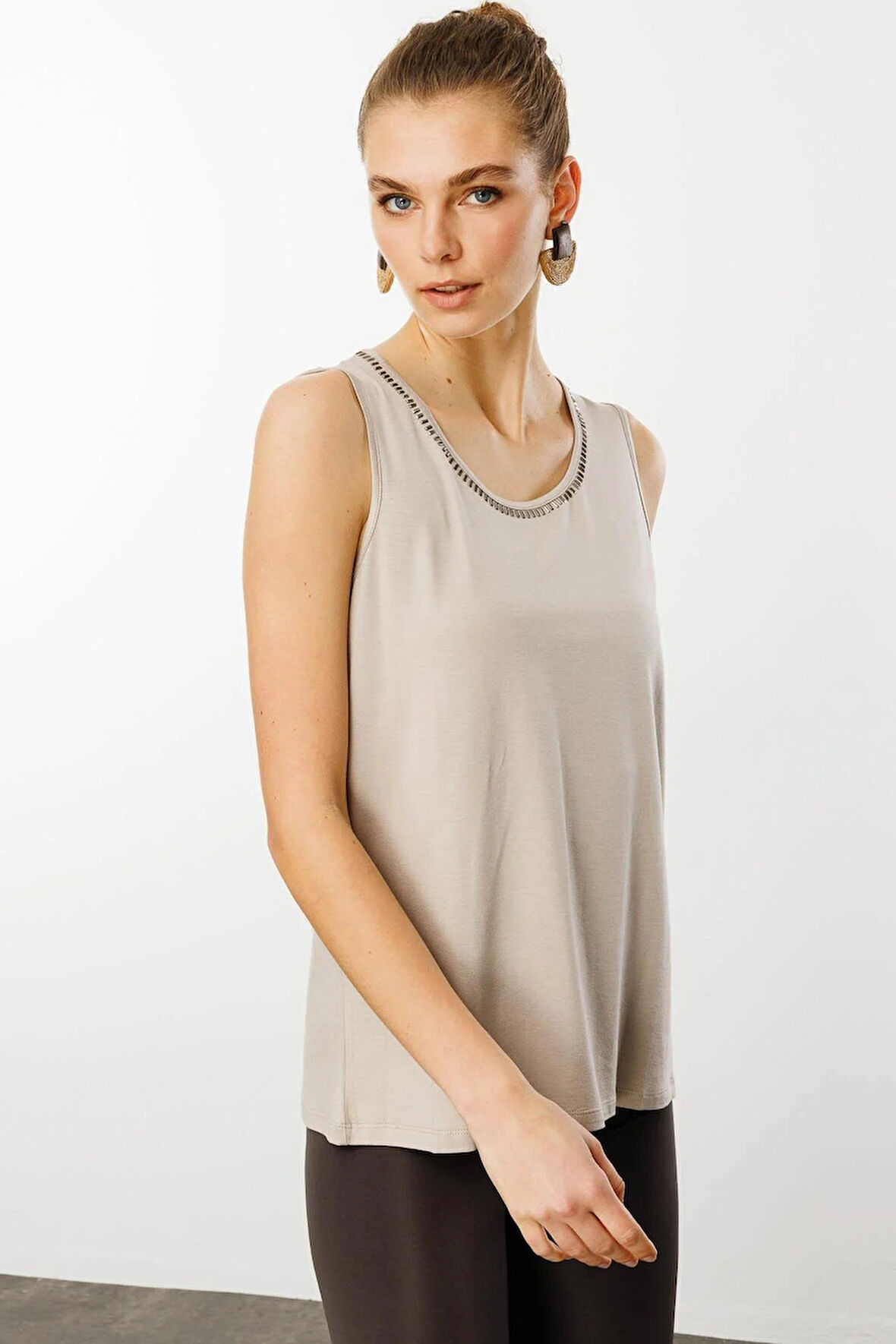 Desen Triko Kadın Sıfır Yaka Yakası Taşlı Askılı T-Shirt 25755 Bej