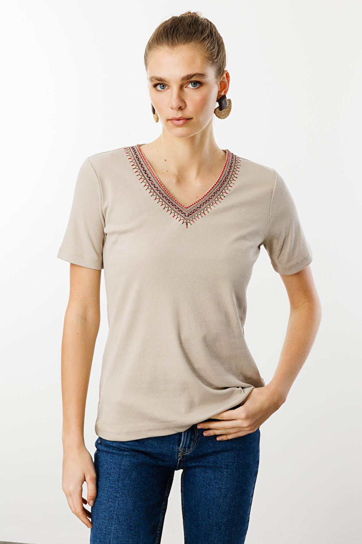 Desen Triko Kadın V Yaka Yakası Nakış İşlemeli Pamuklu T-Shirt 25758 Bej