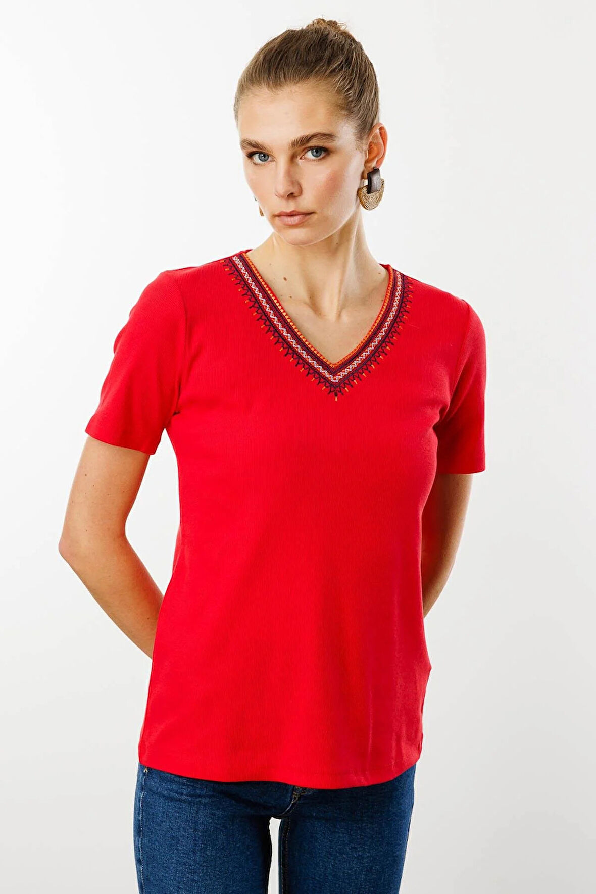 Desen Triko Kadın V Yaka Yakası Nakış İşlemeli Pamuklu T-Shirt 25758 Kırmızı