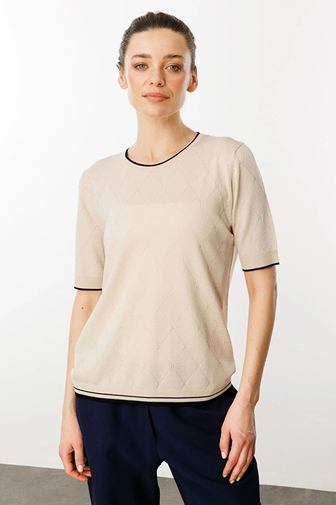 Desen Triko Kadın Sıfır Yaka Baklava Desenli T-Shirt 25356 Bej