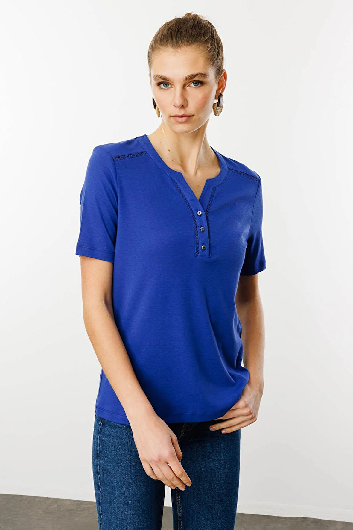 Desen Triko Kadın Omzu ve Yaka Kenarı İşlemeli Pamuklu T-Shirt KMY24004 Saks