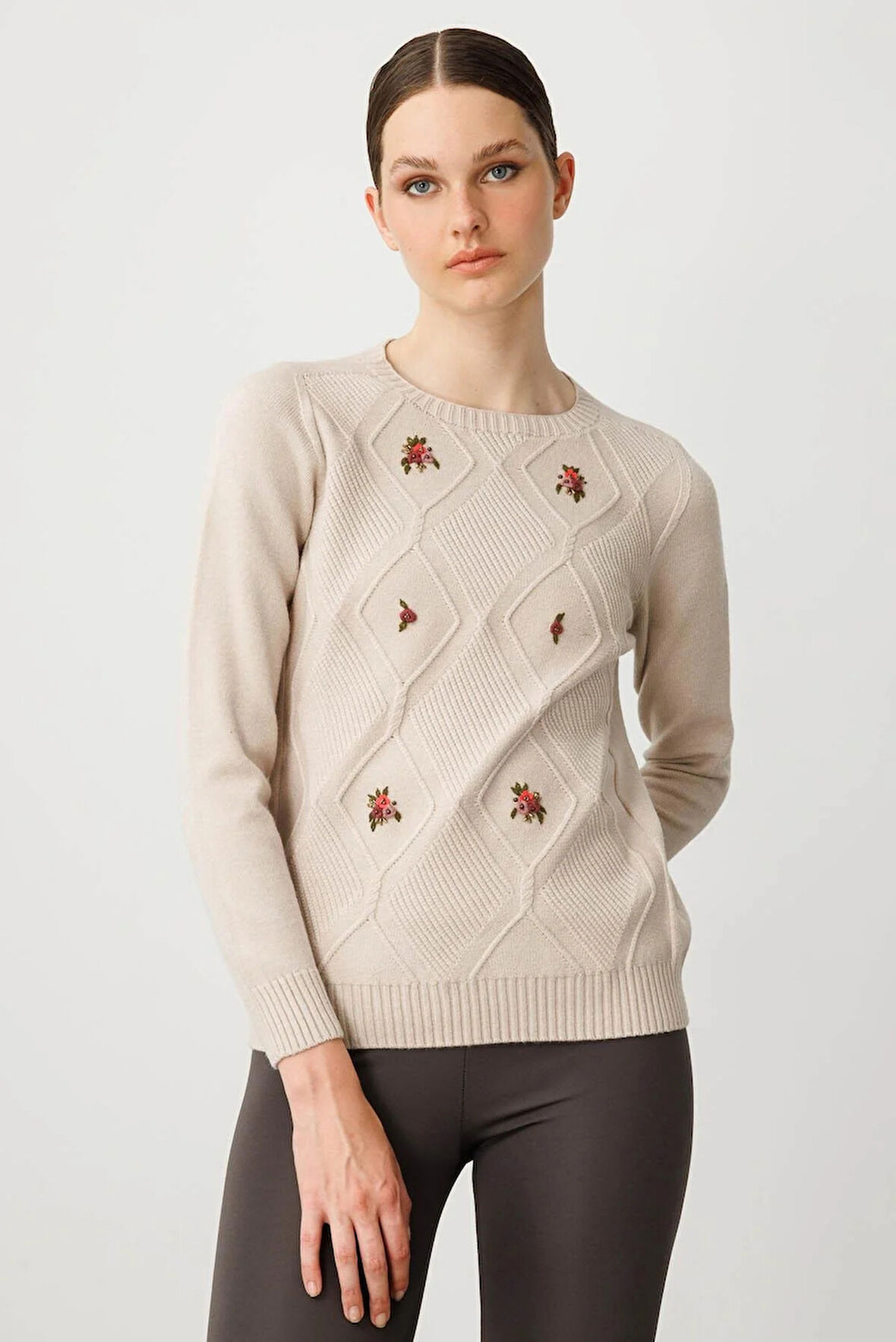 Desen Triko Kadın Sıfır Yaka Önü Baklavalı Nakış İşlemeli Kazak 25208 Bej