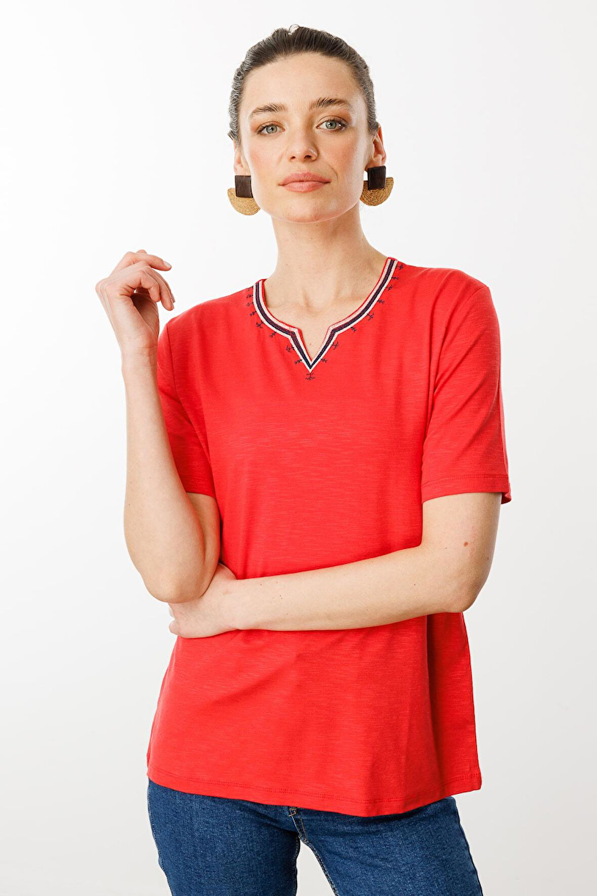 Desen Triko Kadın Yakası Yırtmaçlı ve İşlemeli T-Shirt 25768 Mercan