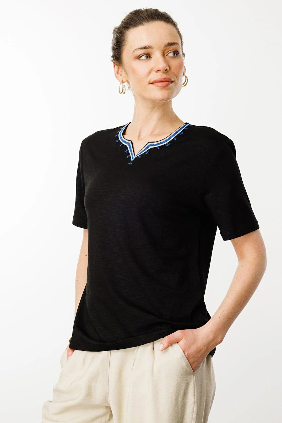 Desen Triko Kadın Yakası Yırtmaçlı ve İşlemeli T-Shirt 25768 Siyah