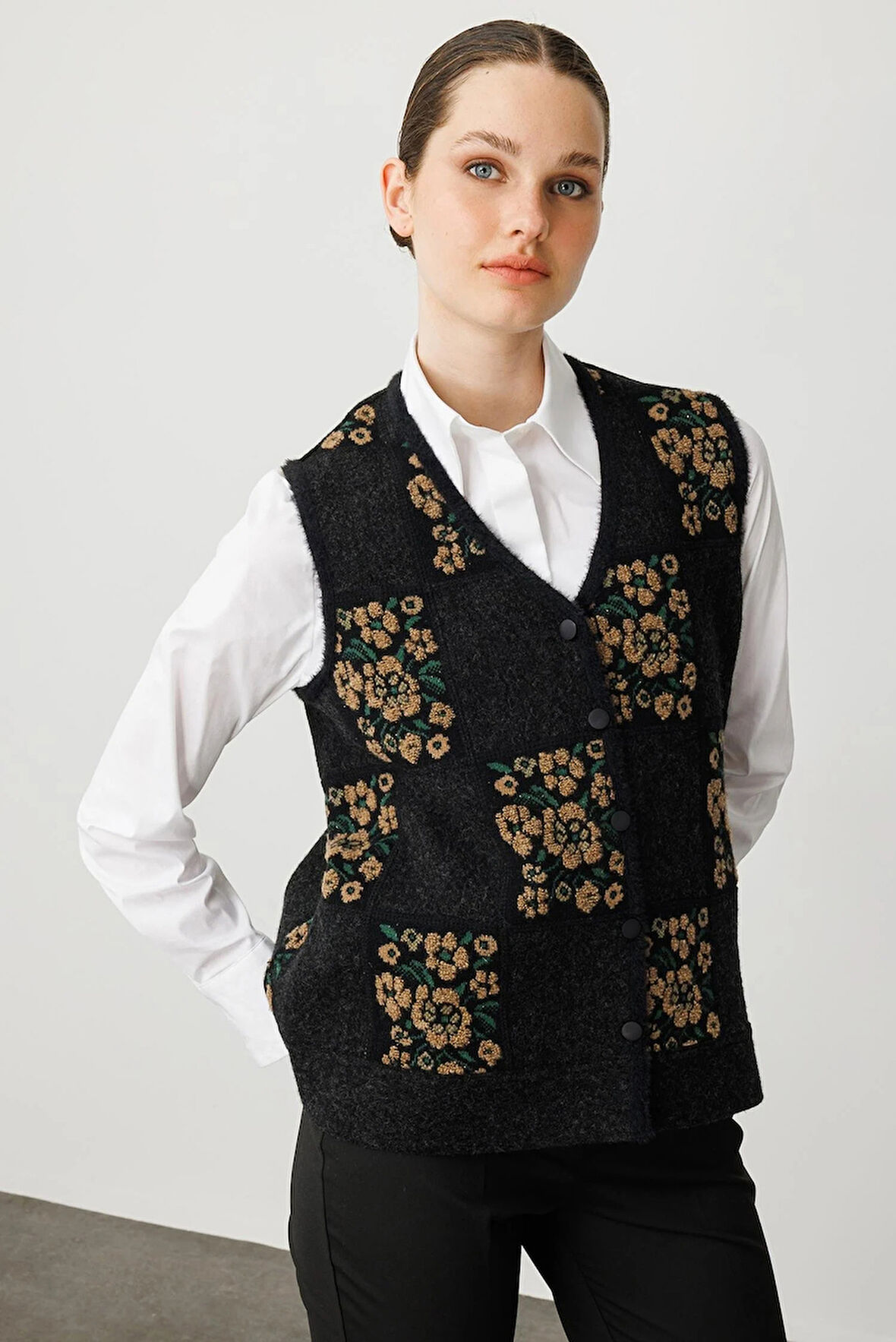 Desen Triko Kadın Pıtırcık Çiçekli Patchwork Keçe Yün Yelek 24084 Siyah-V.Camel