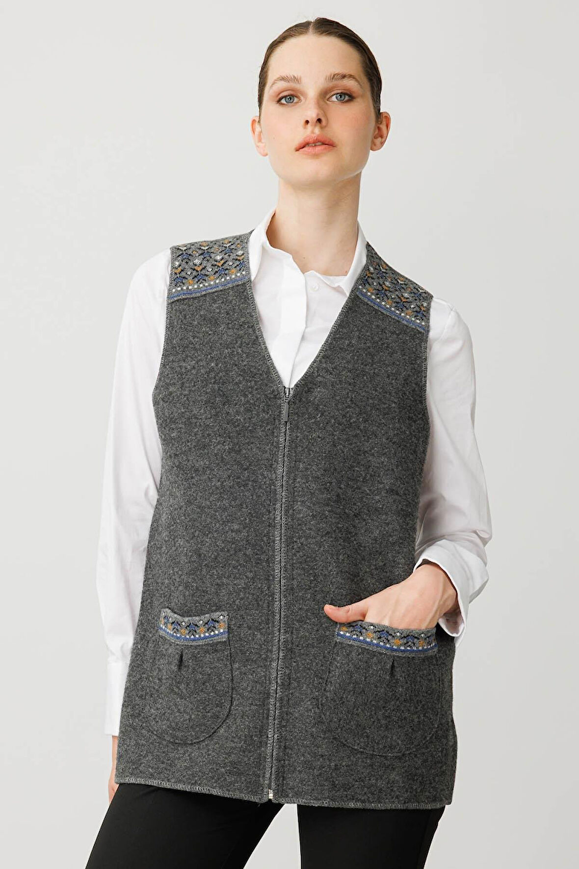 Desen Triko Kadın V Yaka Önü Keçe Fermuarlı Kısa Yün Yelek 25017 Füme