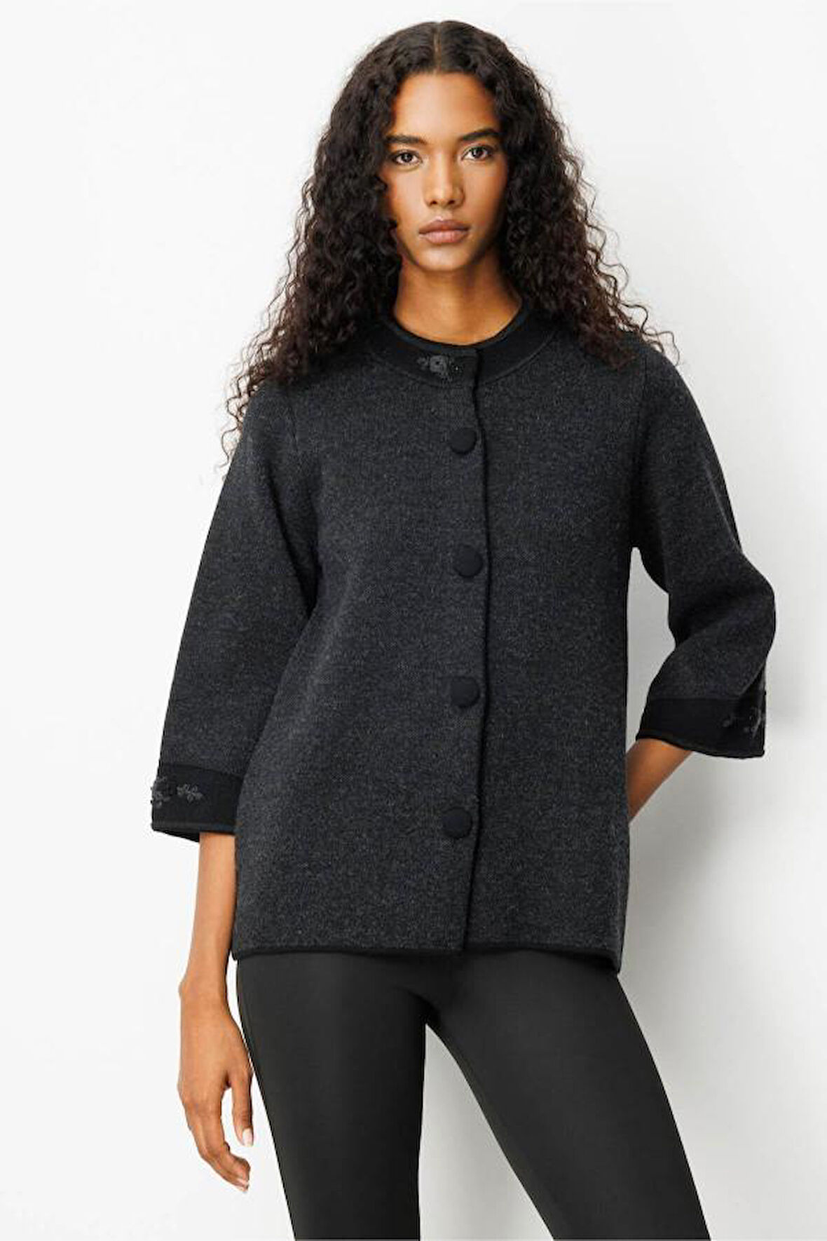 25033 DESEN TRİKO KOL AĞIZI YAKASI KORDENE NAKIŞ İŞLEMELİ DİK YAKA TRUVAKAR KOL KISA KABAN