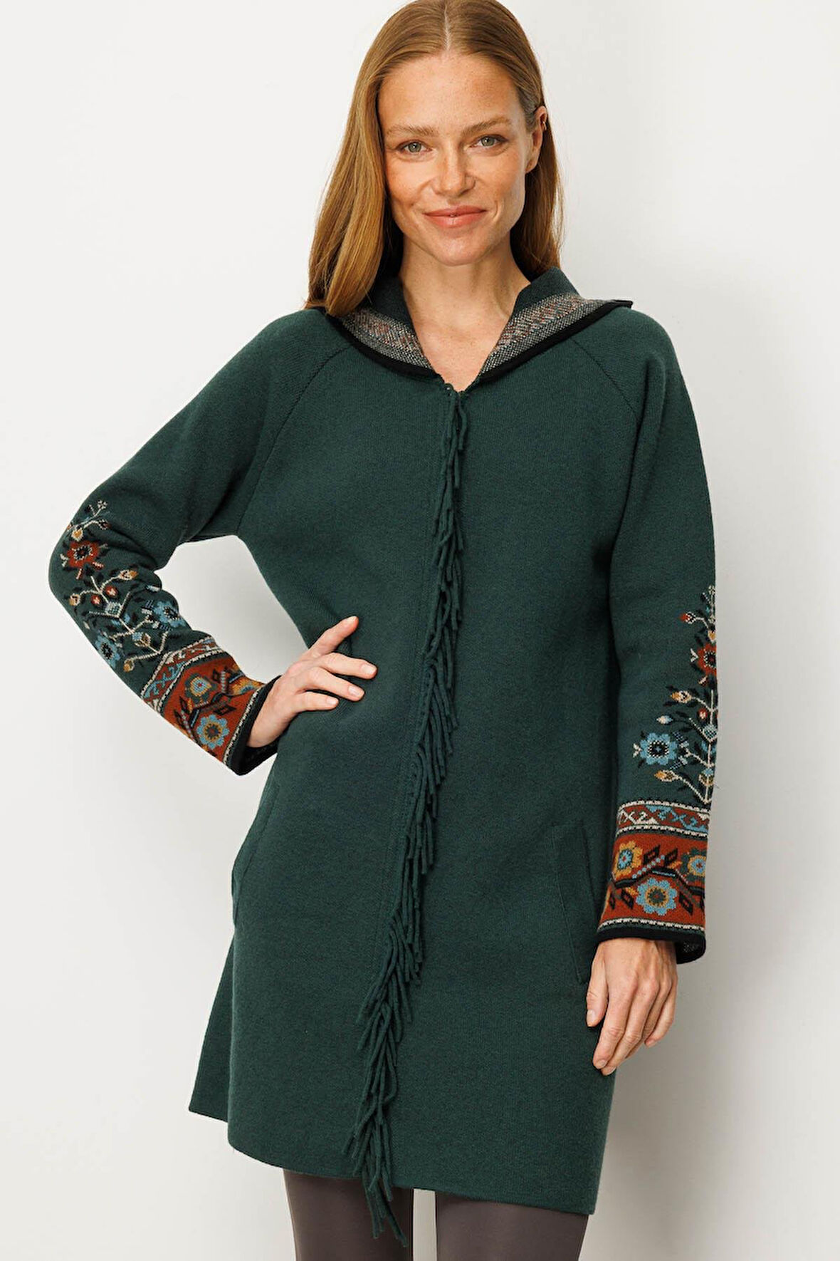 Desen Triko Kadın Kapüşonlu Kilim Jakarlı Püsküllü Yün Kaban 25056 Yeşil