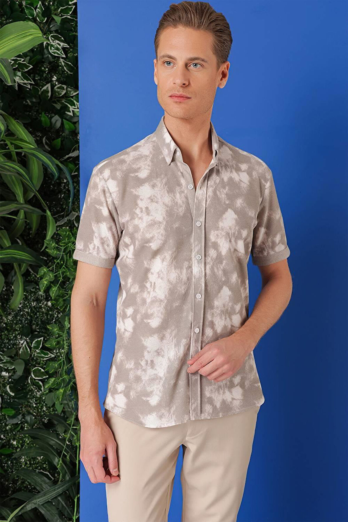 G 1502 Slim Fit Düğmeli Yaka Batik Desenli Kısa Kol Pamuk Bej Gömlek