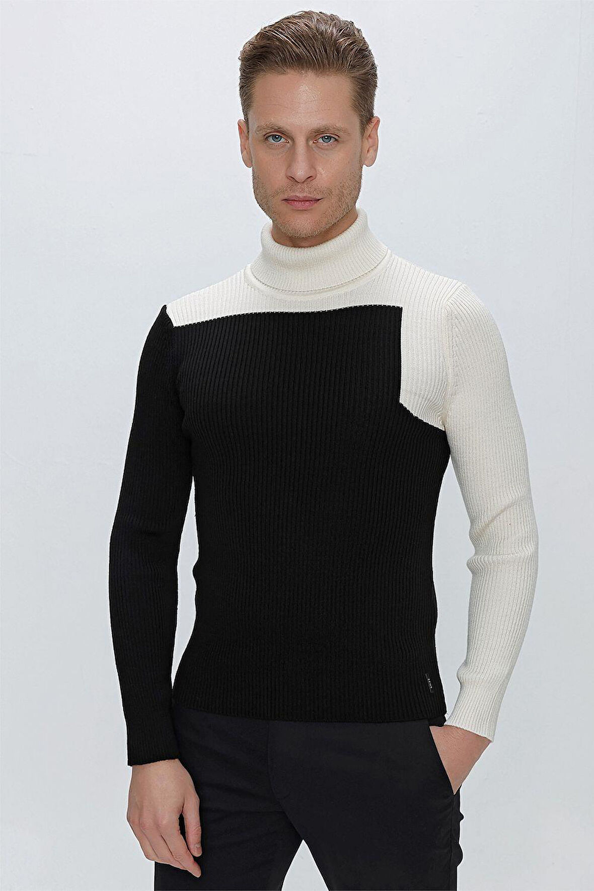 TR 842 Slim Fit Siyah Klasik Triko