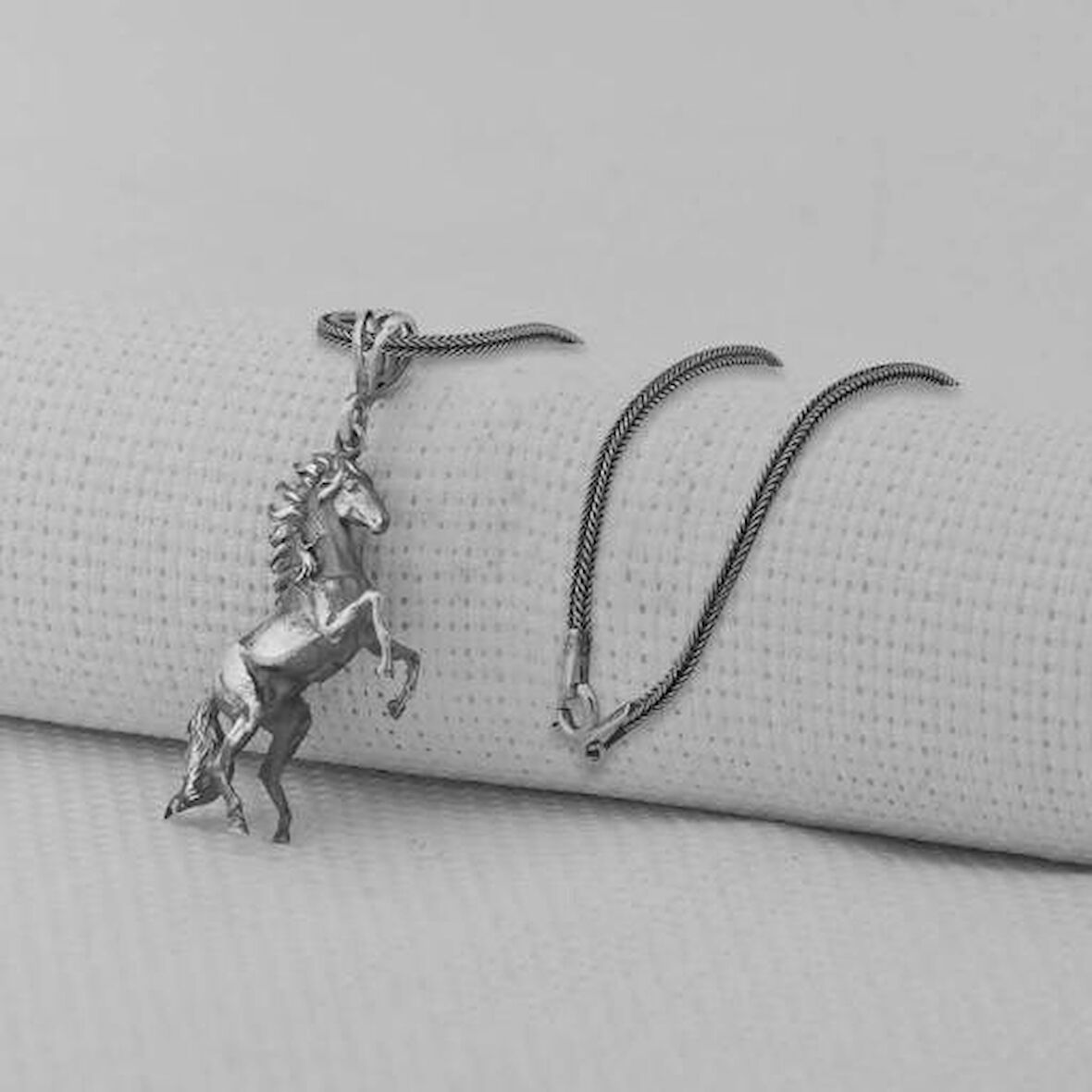 Dört Nala Koşan Üç Boyutlu 925 Ayar Gümüş Erkek Kolye