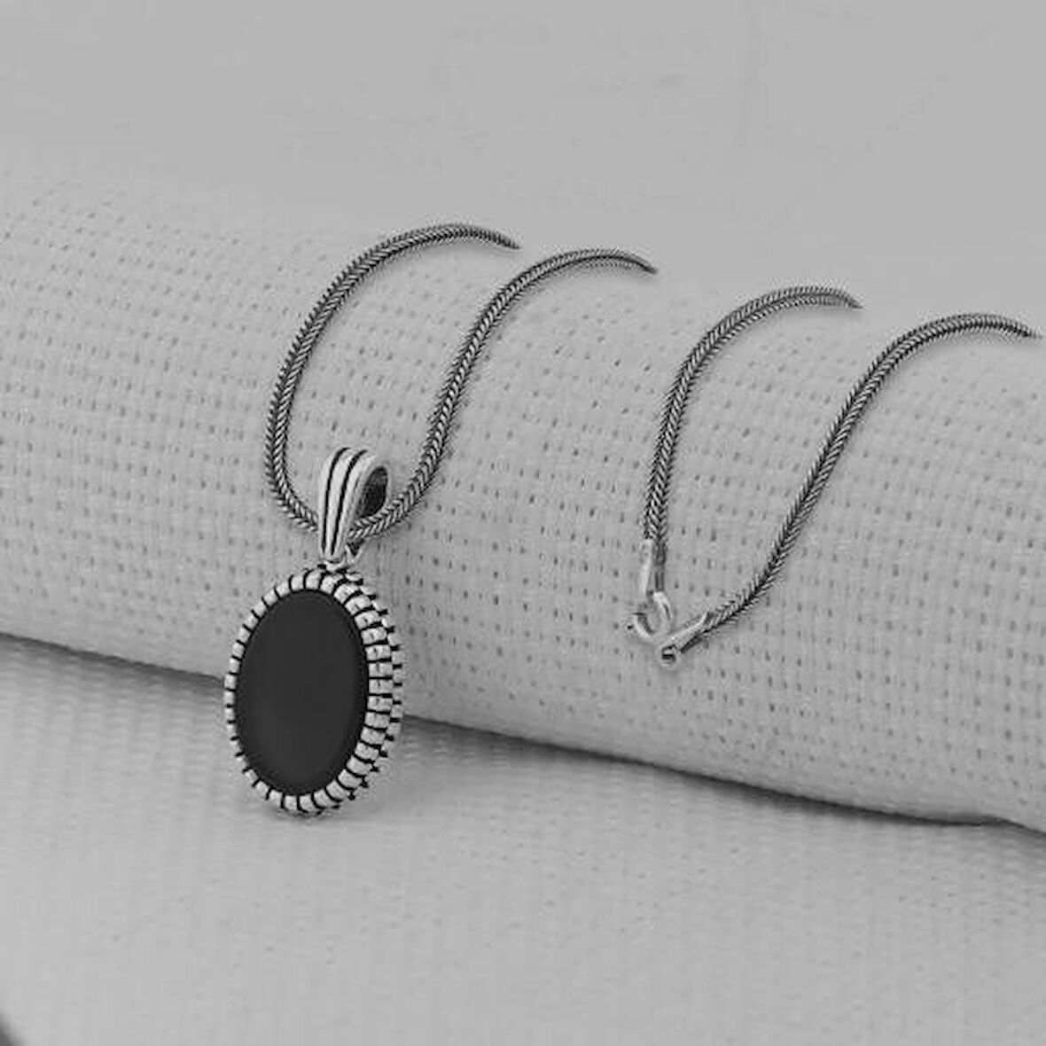 Siyah Oniks Taşlı Oval 925 Ayar Gümüş Orta Boy Erkek Kolye