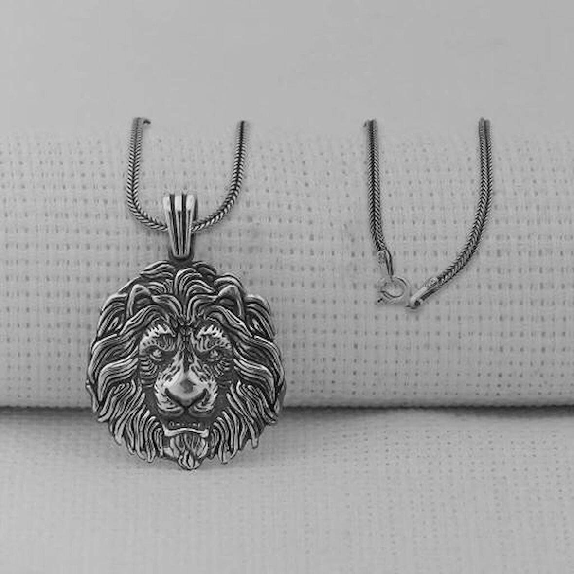 Yeleli Aslan  925 Ayar Gümüş Erkek Kolye