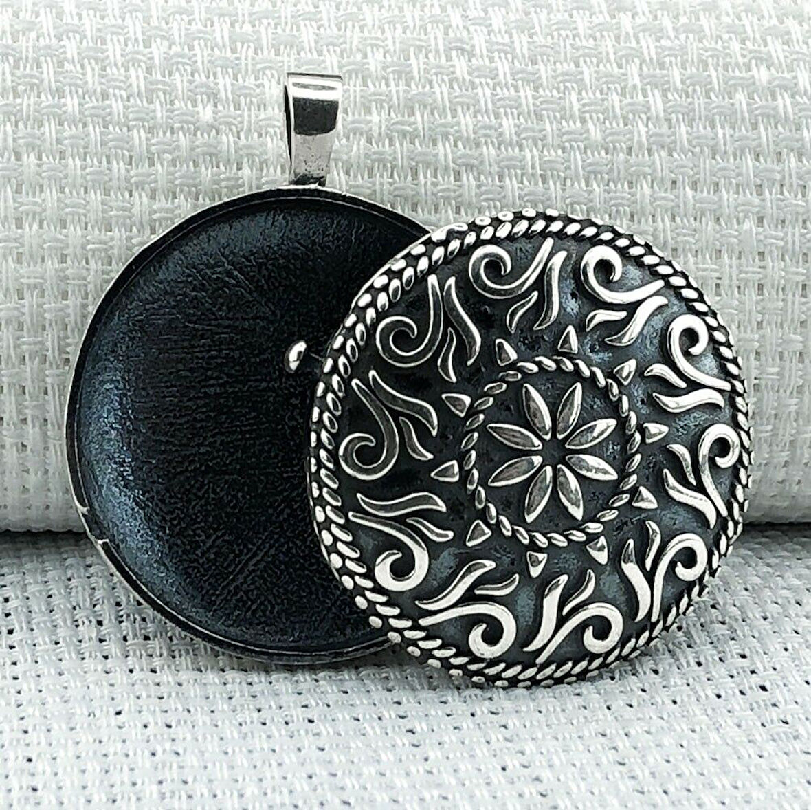 Yuvarlak Cevşen Muska Kabi 925 Ayar Gümüş Erkek Kolye Ucu