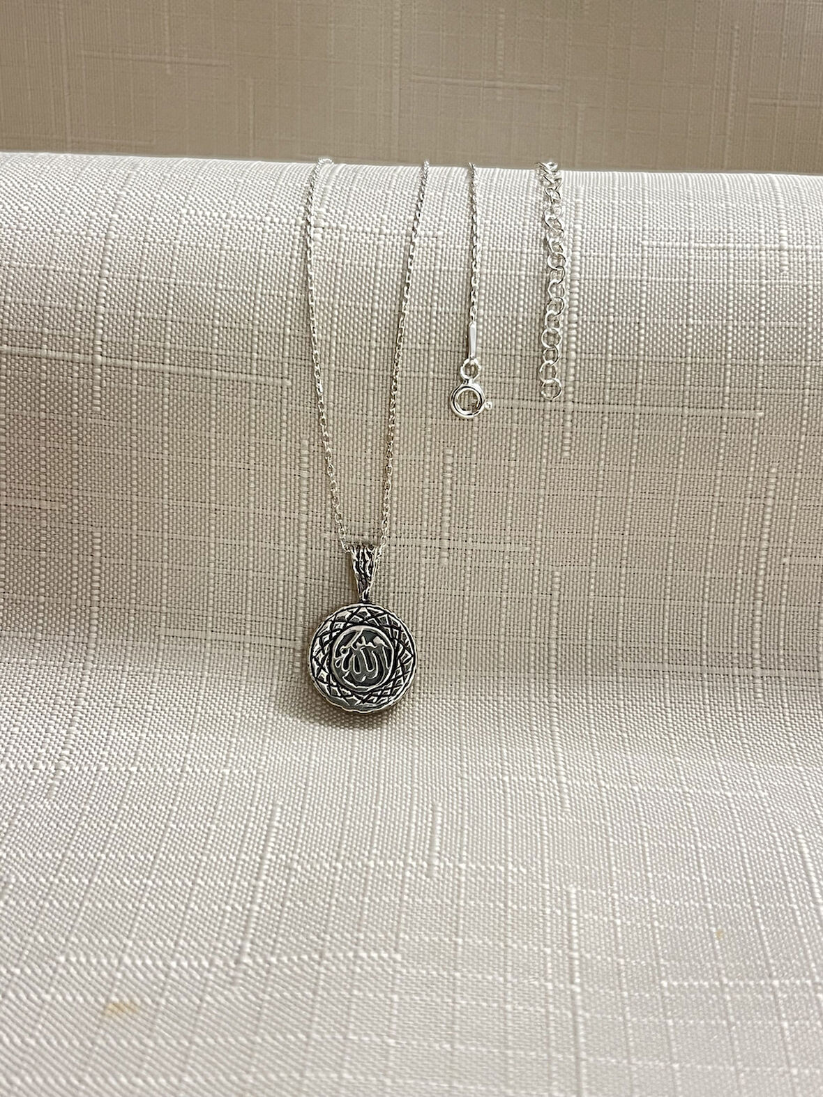 ALLAH YAZILI YUVARLAK CEVŞEN 925 AYAR GÜMÜŞ KADIN KOLYE